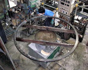 300トン対応歪矯正用プレス